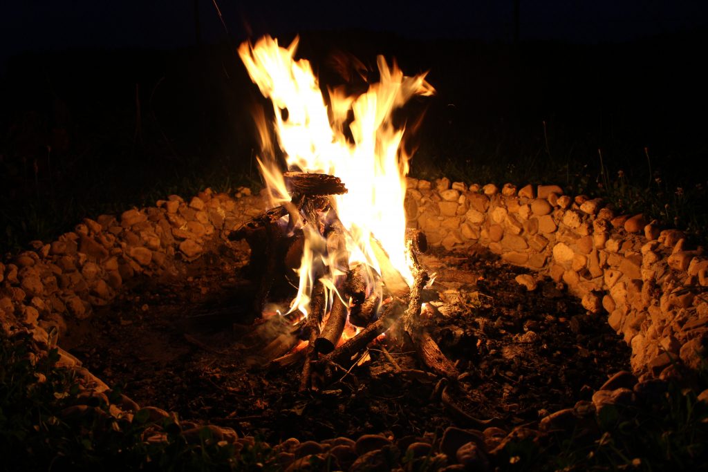 Feuer frei Deine eigene DIY Feuerstelle im Garten ERGO Blog